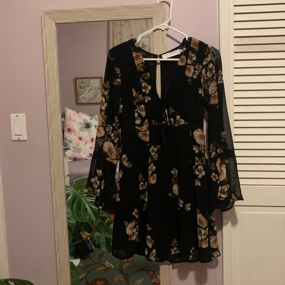 Beautiful Astr the label floral dress. Deep v in front, keyhole in the back.